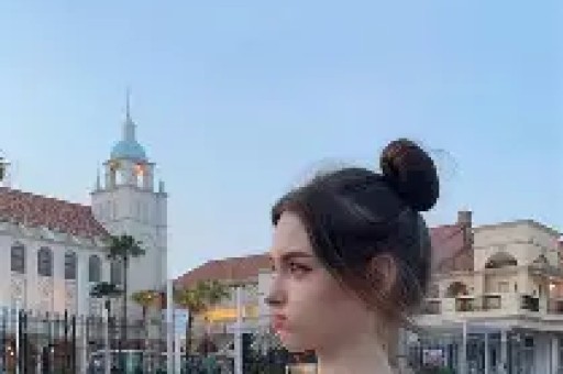 当年她因败坏印小天而走红得以嫁给大导演多年过去现状如何？