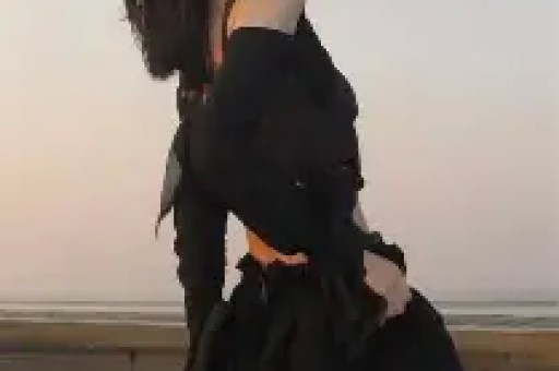 天价穿搭引全网哗然！梅根单品溢价离谱带货人设彻底翻车遭全网质疑